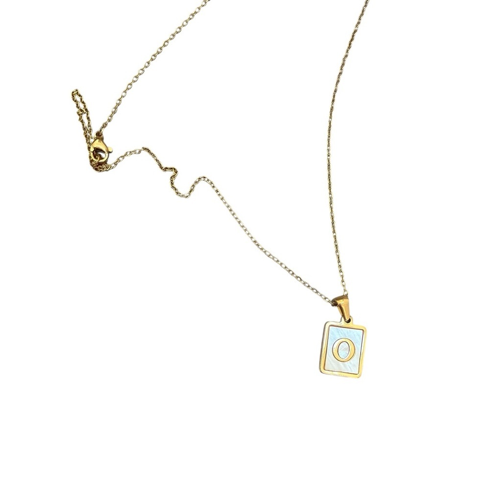 NWOT Gold and Mother of Pearl O Pendant Necklace 16”